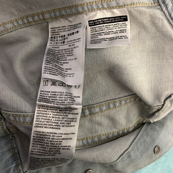 Levi’s Light-wash Sleeveless Jean Jacket - Picture 5 of 5